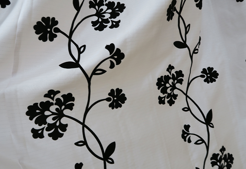 白黒コントラストが特徴的なオーダーカーテン